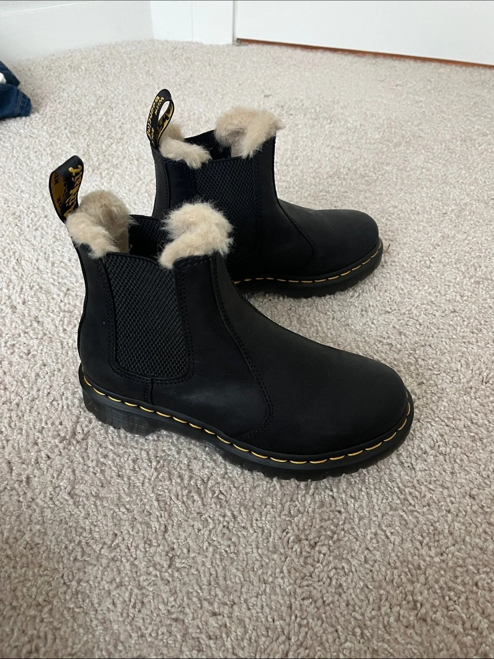 Dr. Martens Black Leather chelsea Fur-Trim Boots size 6